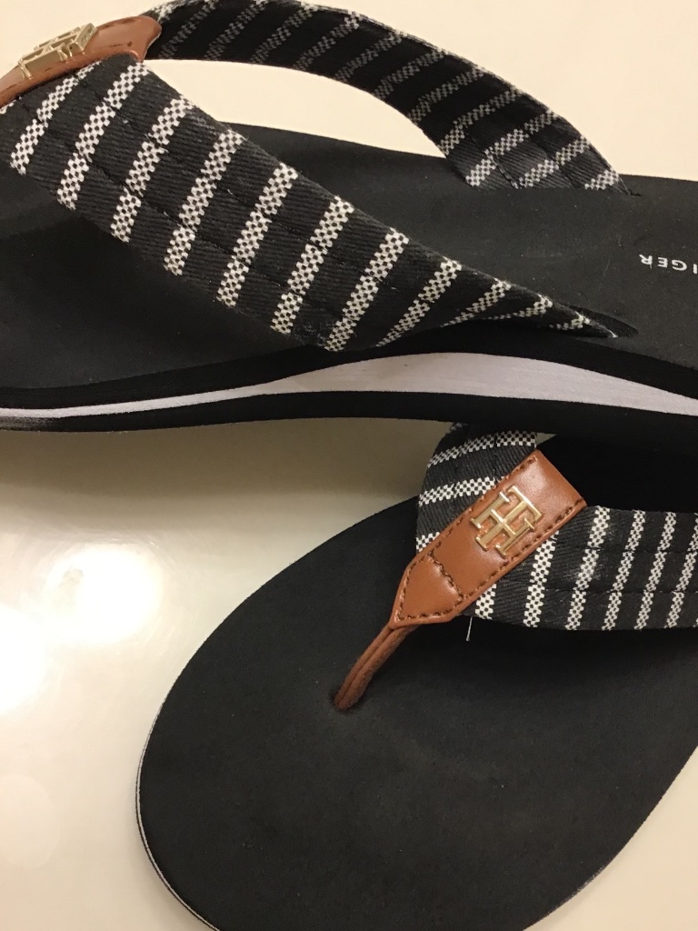 TOMMY HILFIGER BLACK/WHITE STRIPED THONG SANDALS WOMENS - Picture 9 of 9